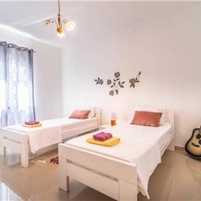 6 bedroom villa with pool near Sveti Lovrec and Poreč, sleeps 12